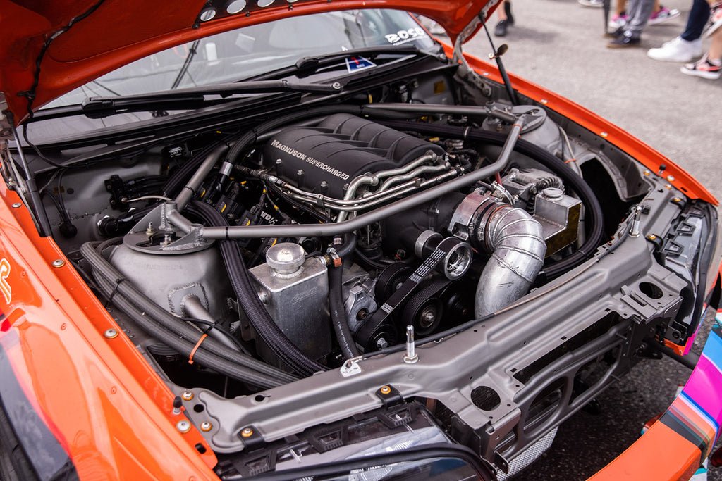 Otwarta komora silnika pomalowana trwałymi farbami STEEL-IT, demonstrująca wysoki poziom ochrony i estetyki w ekstremalnych warunkach driftu.